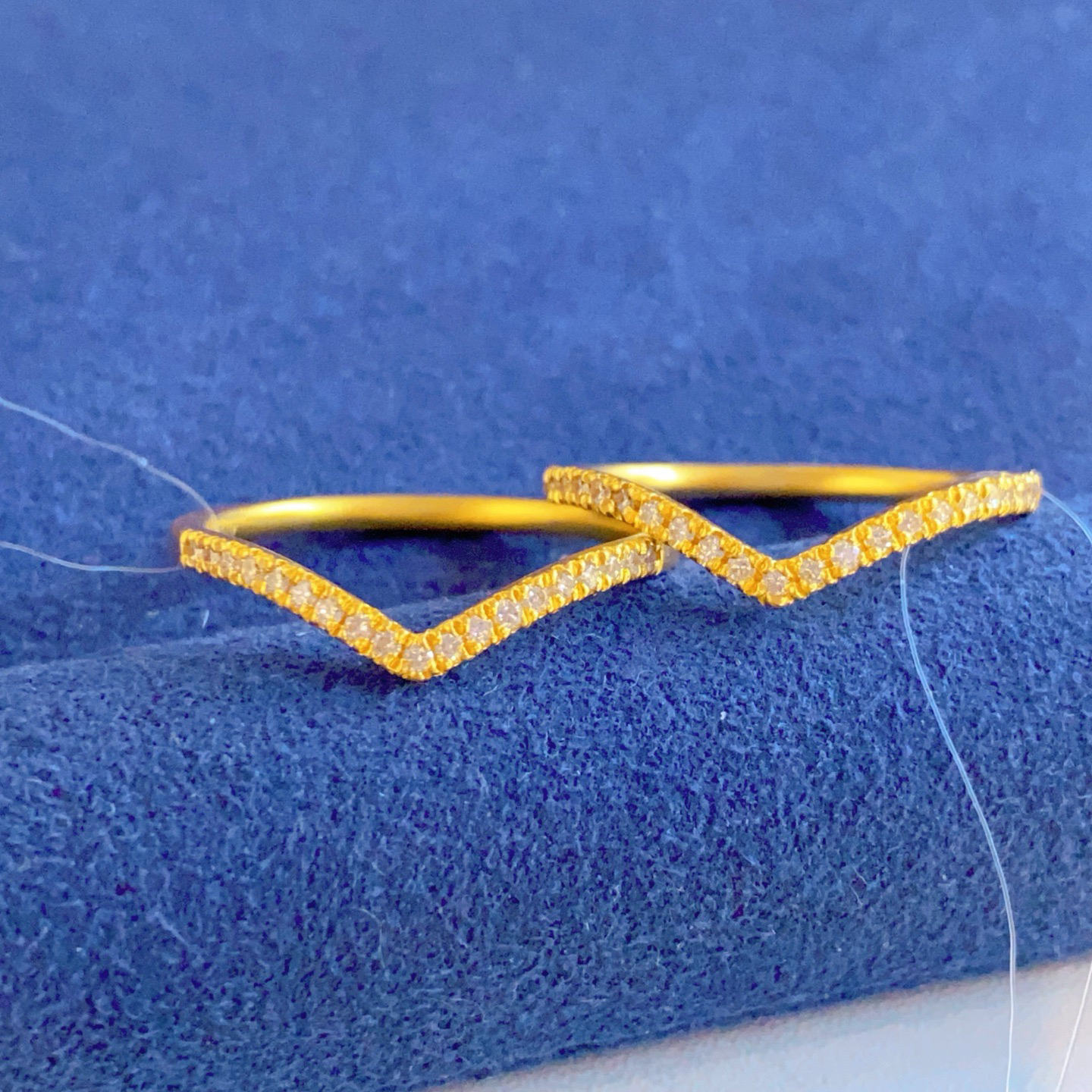 古法黄金点钻镶嵌钻石V形戒指女镂空镶钻指环