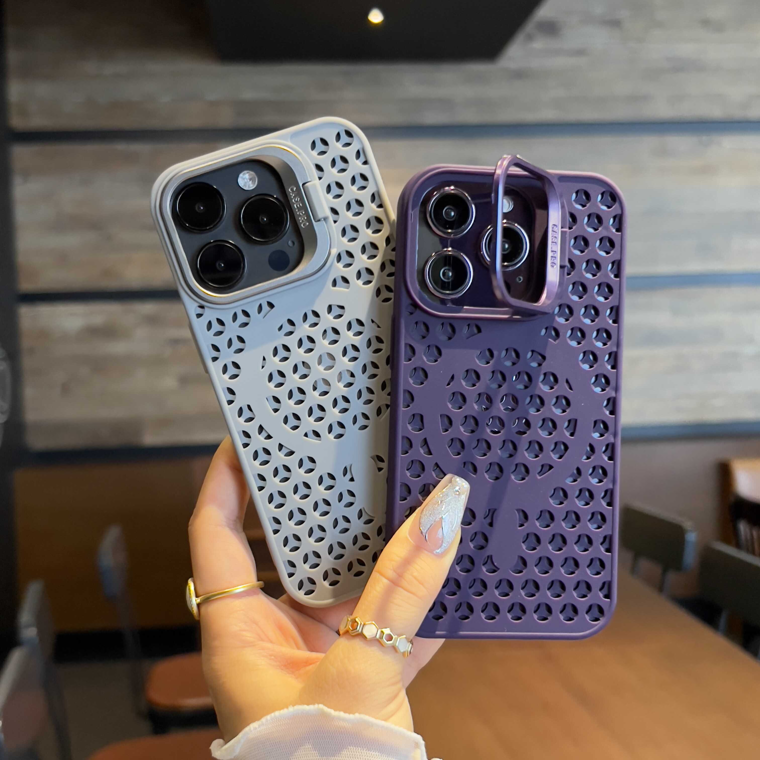 适用苹果15promax手机壳夏日新款镂空散热透气iPhone14pro爆款磨砂保护套防摔13pm镜头支架12/11磁吸充电软壳