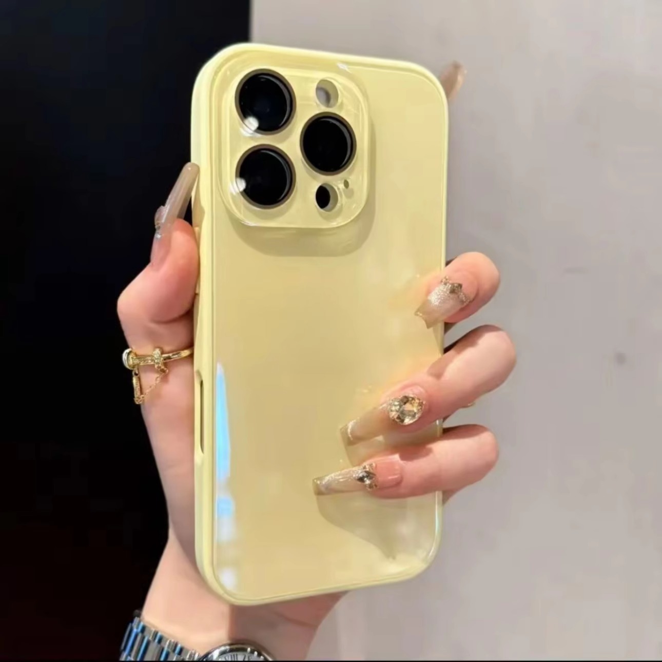 适用于苹果15promax手机壳高端黄色玻璃壳iPhone16pro高级感镜头膜14简约13新爆款12保护套15全包防摔保护套