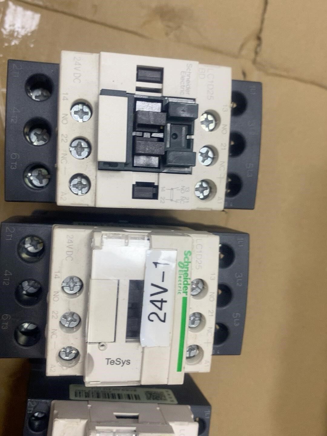 施耐德LC1D25有2个，LC1D09有2个。LC1D18有