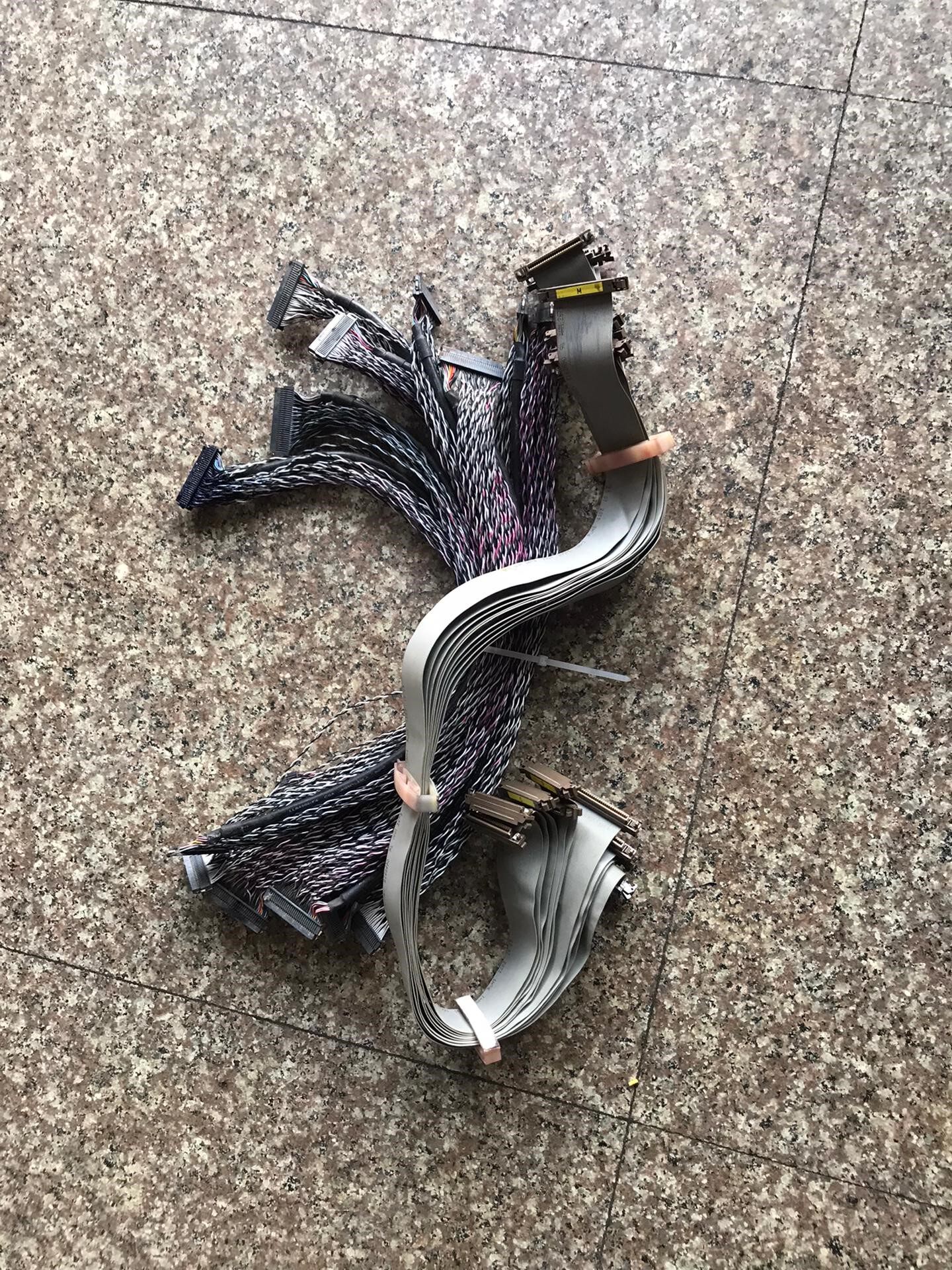 잉크젯 프린터의 노즐 데이터 케이블 분해 상태는 사진과 같습니다. 순전히 부품 분해 상태입니다