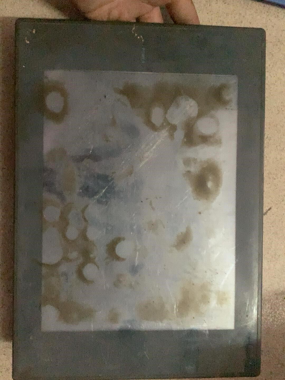 三菱触摸屏A975GOT实物拍摄功能包好，屏幕比较脏，不影响