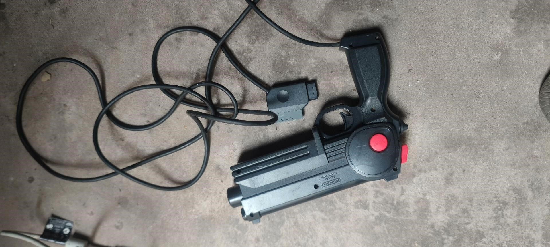 游戏机枪一把~适用于psp游戏机，成色如图，功能正常~有喜欢