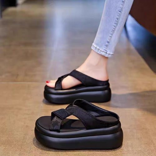 品牌小个子凉拖鞋女夏外穿2025新款厚底凉鞋松糕高跟踩屎感沙滩鞋