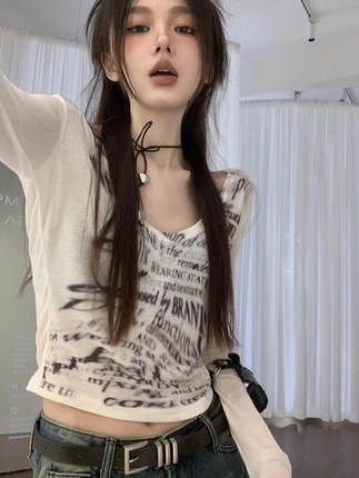 美式复古V领短款长袖t恤女早秋修身显瘦设计感辣妹性感印花上衣潮