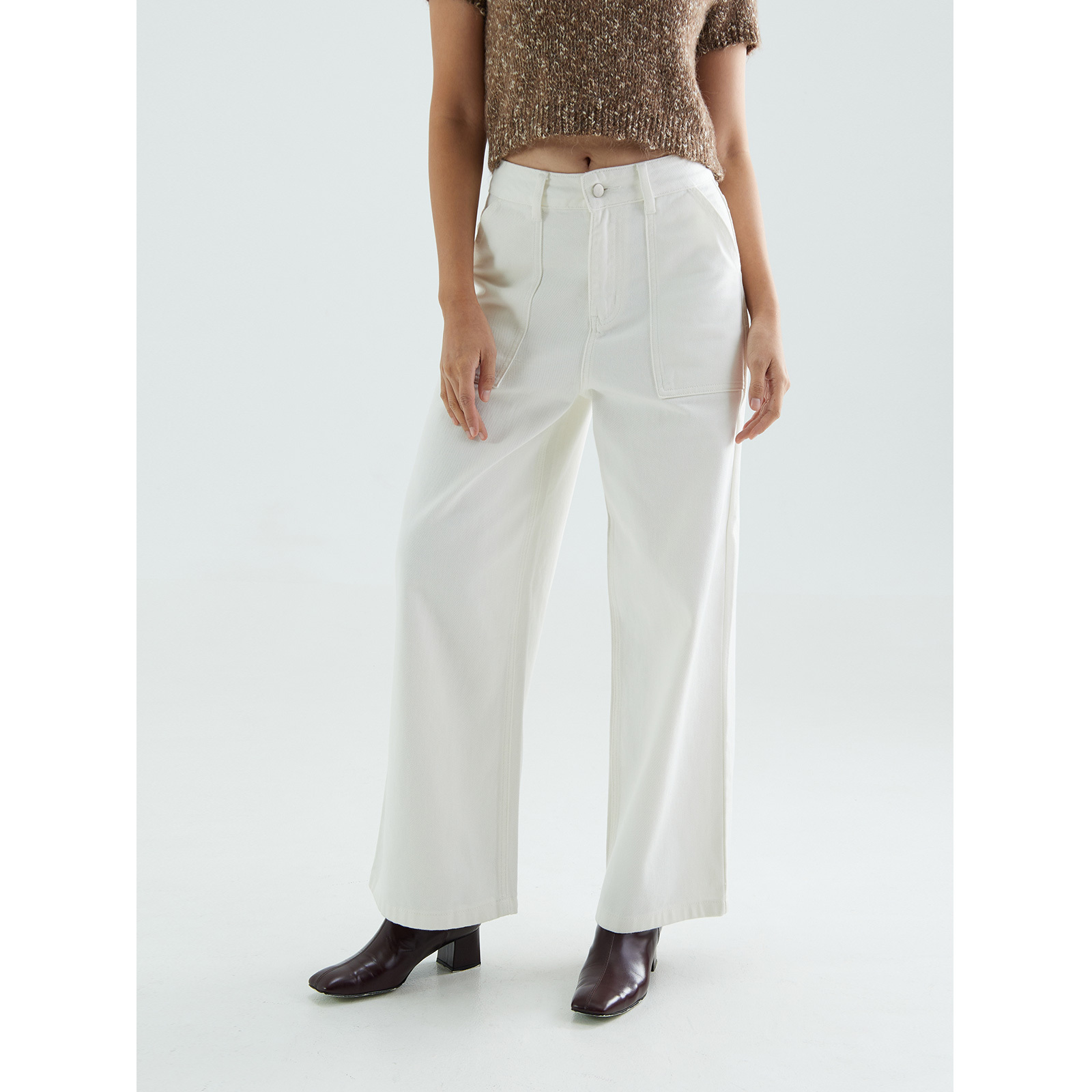 白色大口袋直筒高腰牛仔裤