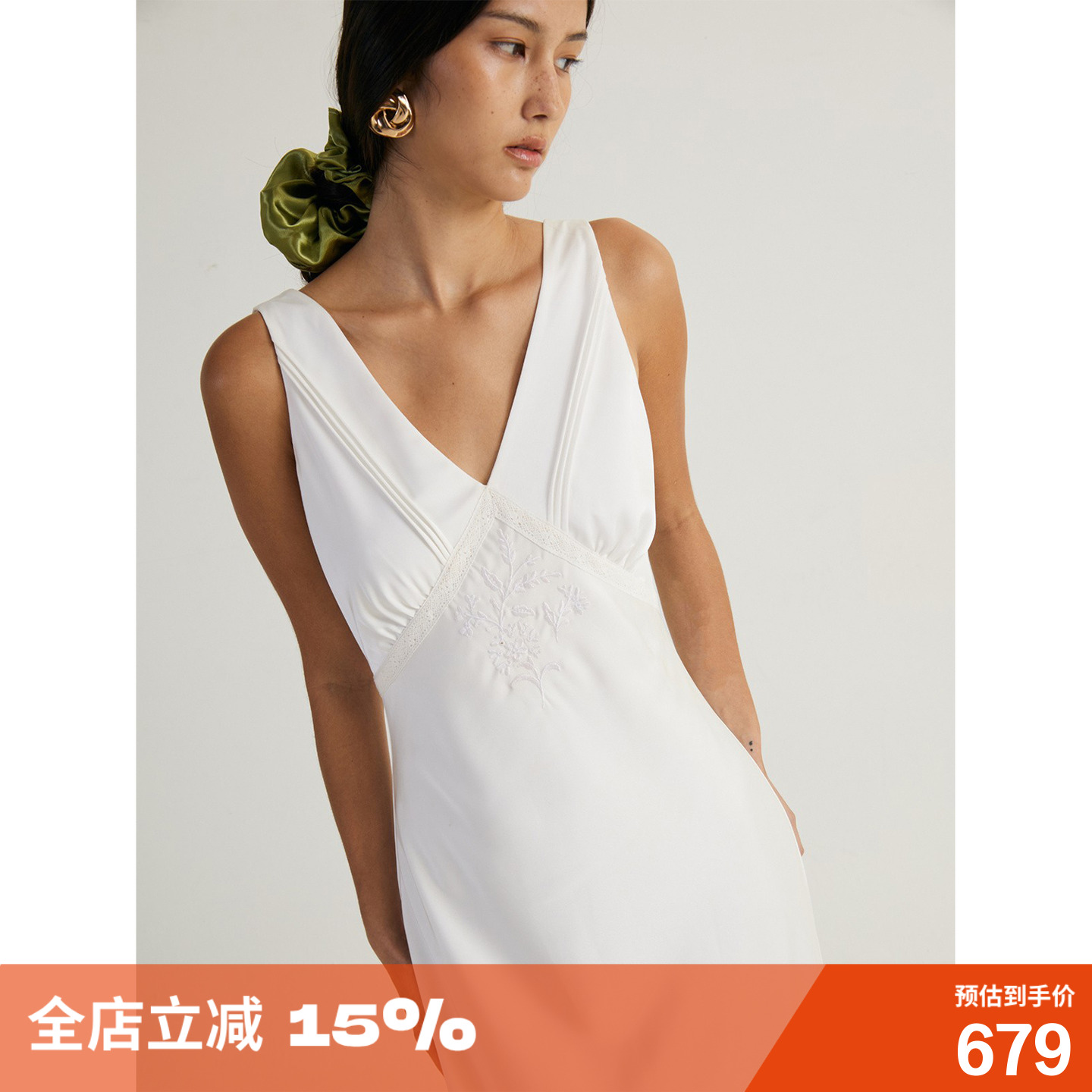 双V领蕾丝绣花设计感缎面连衣裙