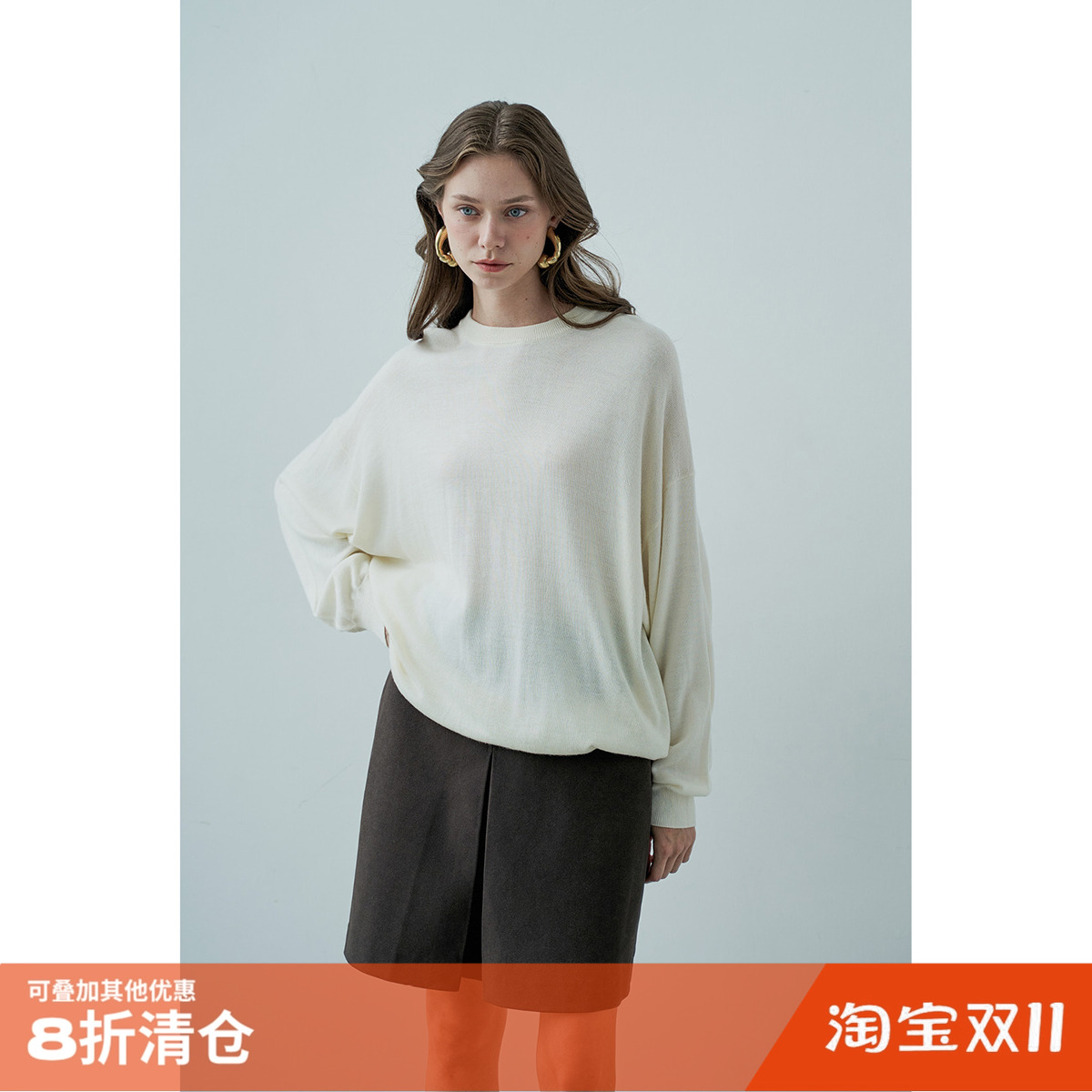 白色圆领灯笼袖宽松款毛衣