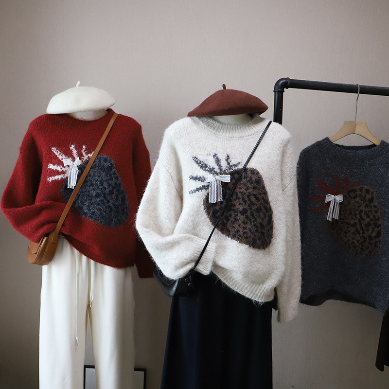 [比正]2025秋冬新款韩版圆领宽松慵懒显瘦百搭草莓套头毛衣女5631