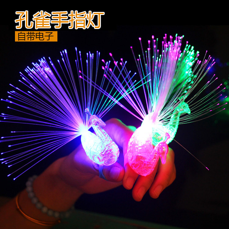 热销新奇发光孔雀手指灯发光玩具地摊热卖儿童玩具夜市发光玩具