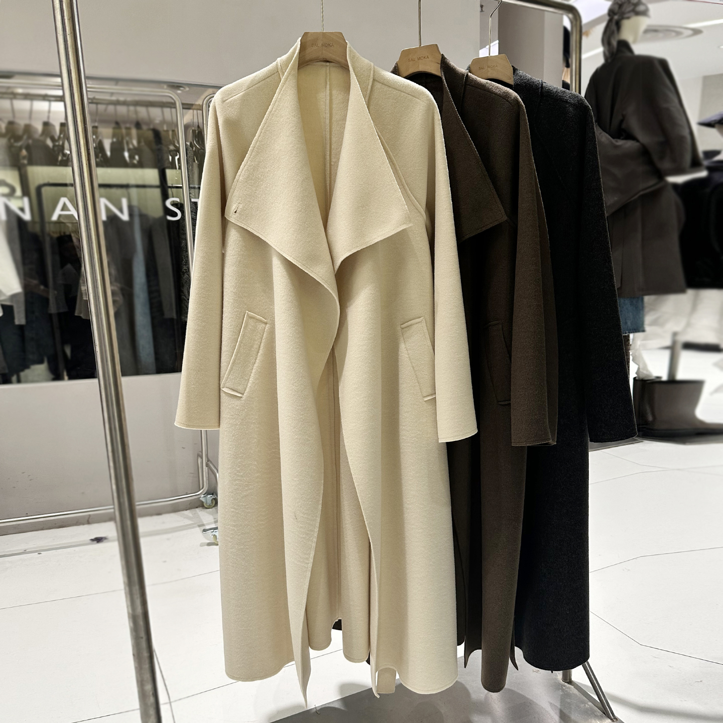 极简风立领系带长款灰色大衣