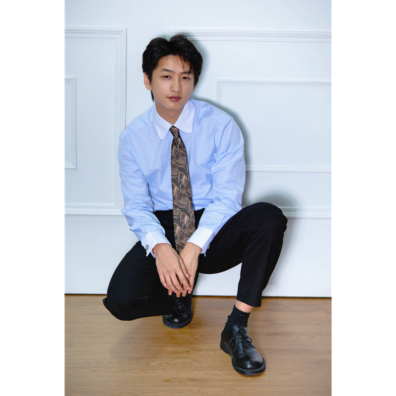 何记港风/小众意式蓝色条纹长袖衬衫男轻奢定制袖口修身免烫衬衣