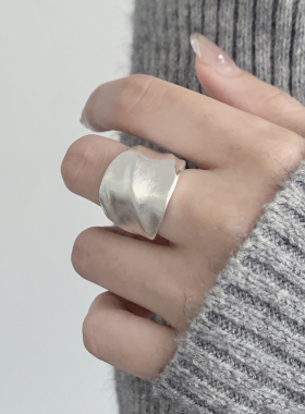 重工拉丝感宽面褶皱开口戒指女