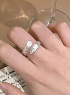 简约拉丝菱格交叉戒指女几何网格时尚百搭叠戴开口指环通勤食指戒