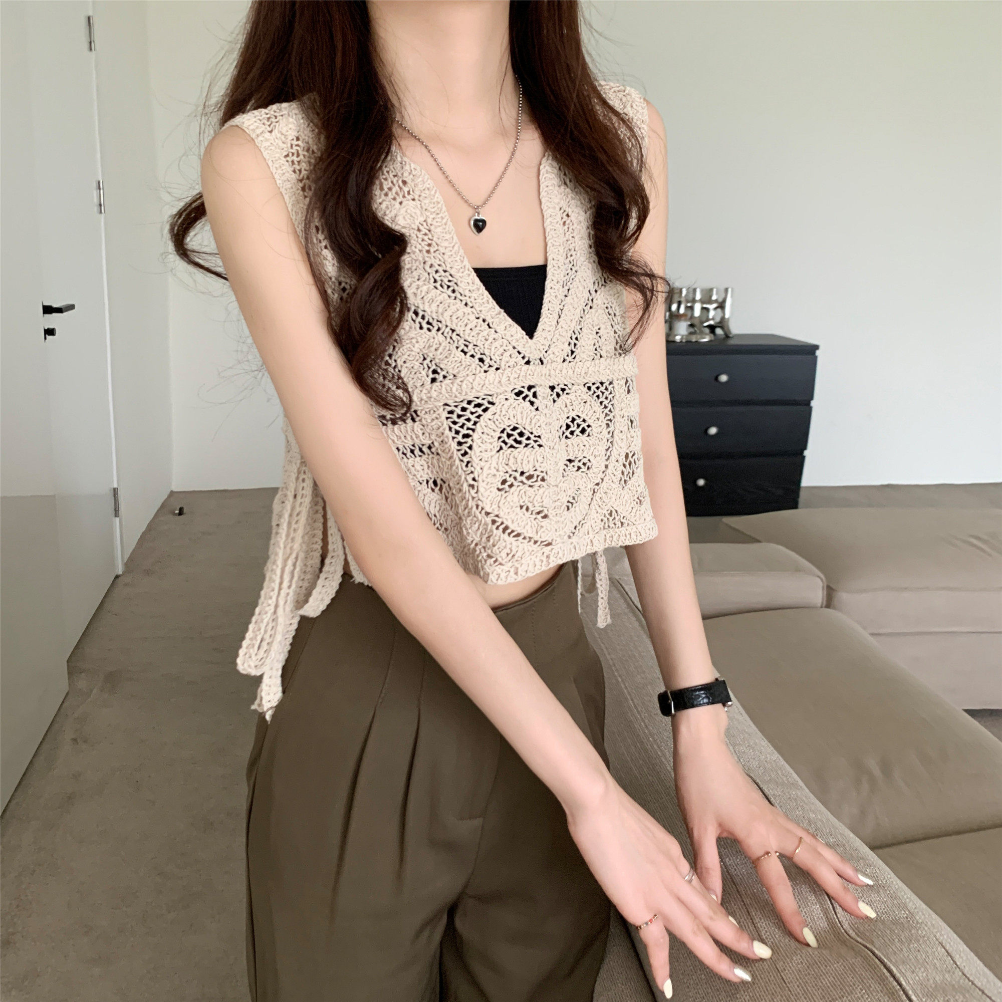 V领镂空编带针织吊带女外穿短款上衣2025春夏季绣花马甲无袖背心