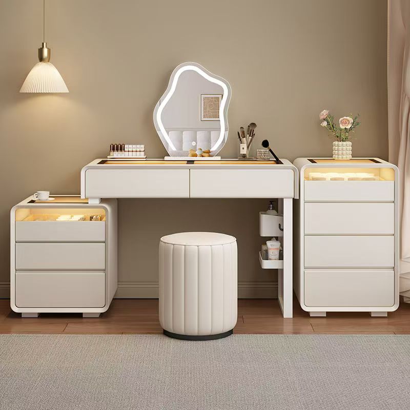 小户型飘窗卧室床尾化妆桌轻奢