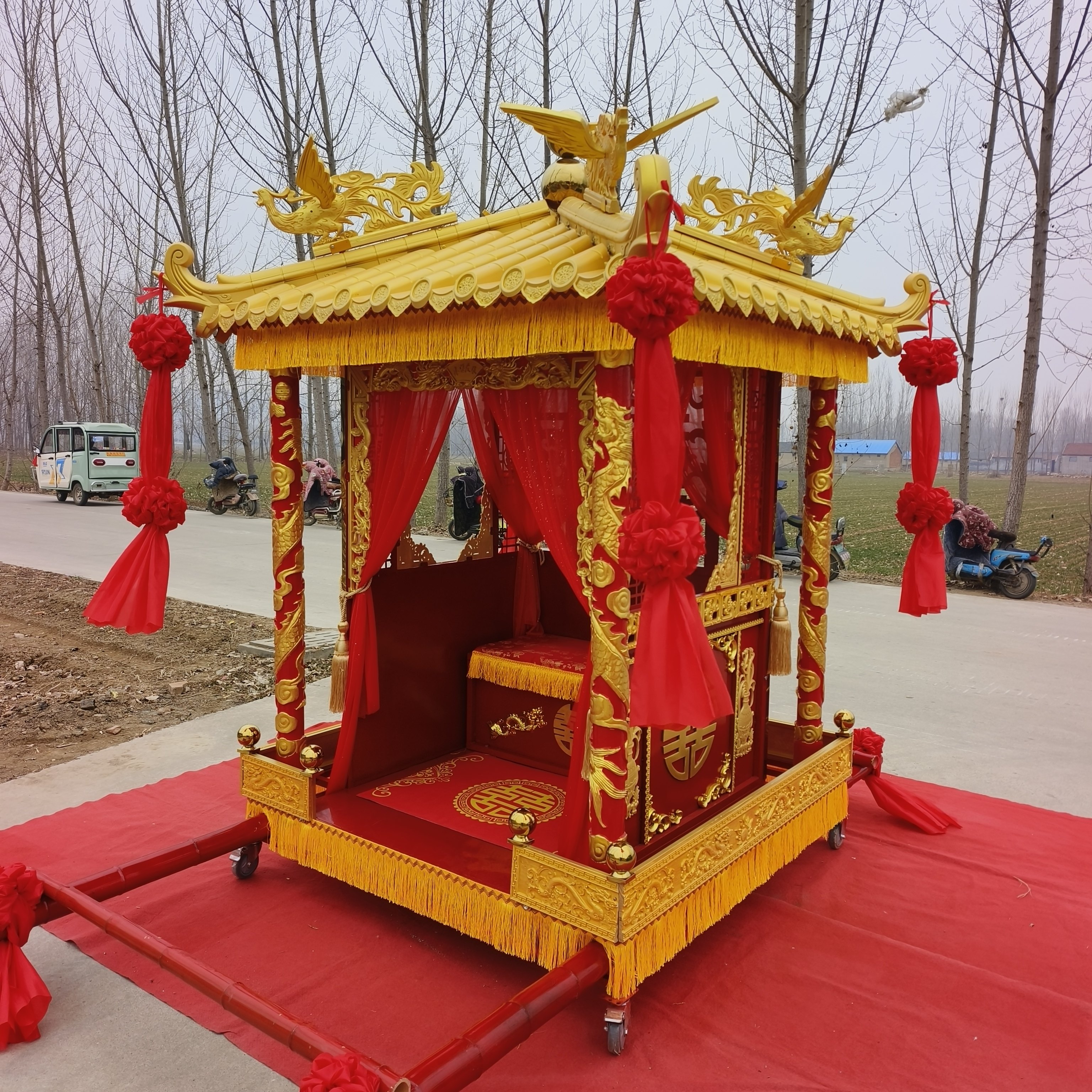 中式红金箔雕花龙凤呈祥花轿