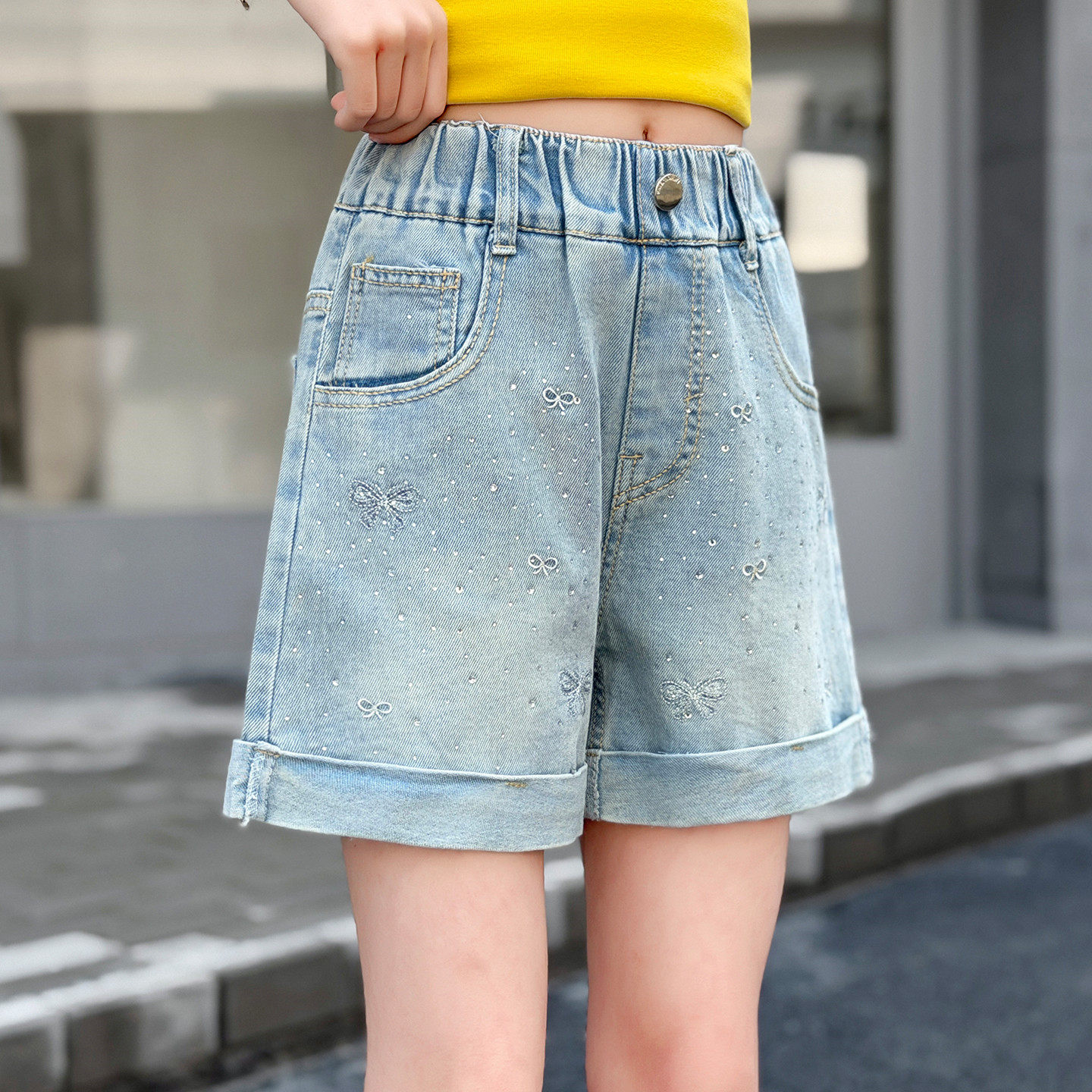 女童短裤夏季2026新款夏装女孩超洋气卷边弹力绣花水钻儿童牛仔裤