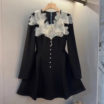 大码欧货重工艺立体花边设计感V领显瘦长袖连衣裙气质轻奢小黑裙