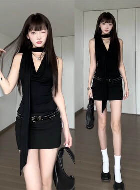 下周六女夏季美式辣妹包臀小黑裙挂颈垂折领裙子性感收腰黑色洋装