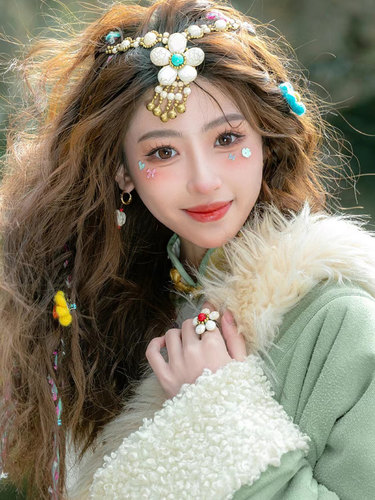 云南丽江藏族额头链白色花朵