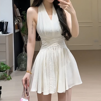 法式白色V领挂脖连衣裙女夏季海边度假性感设计感小众收腰a字短裙