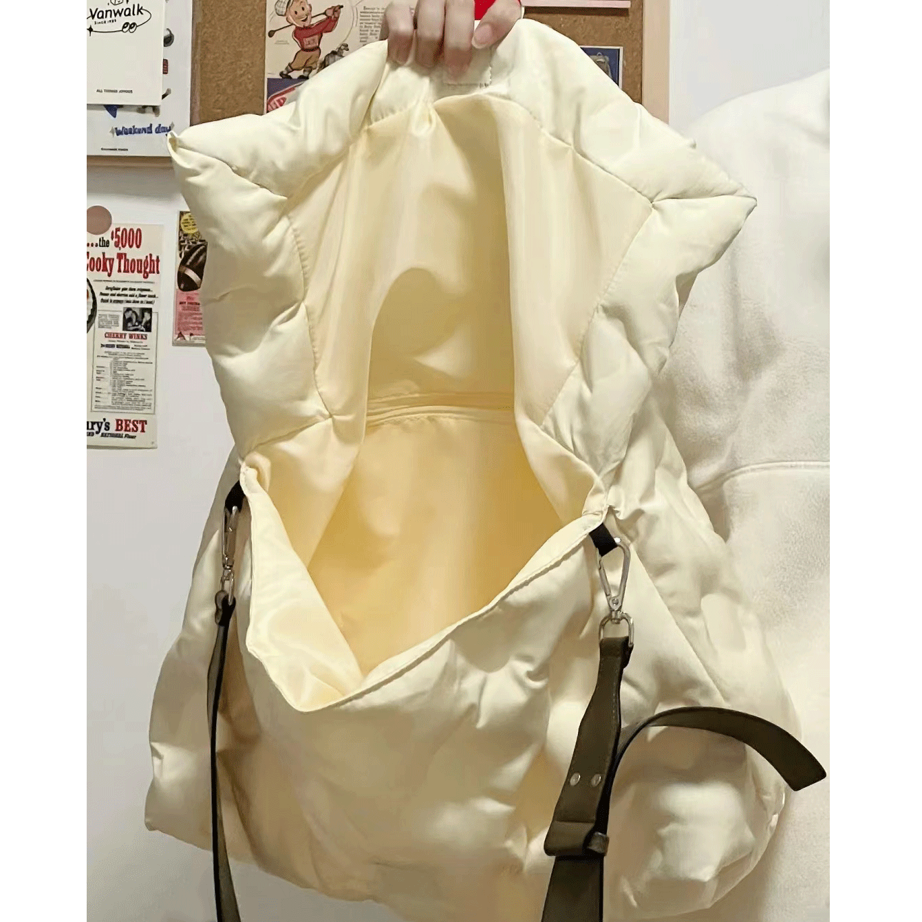 韩国云朵羽绒邮差包大容量休闲包