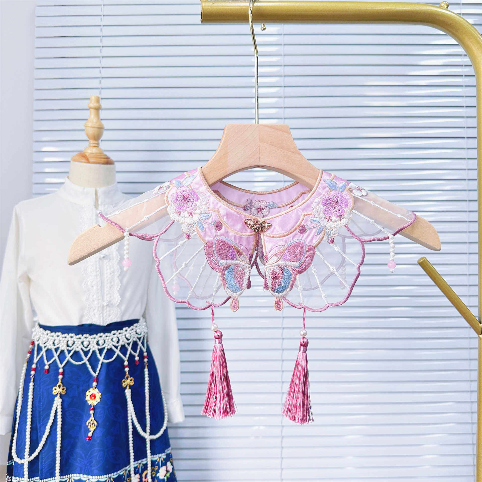 新款流苏汉服重工钉珠领花马面裙
