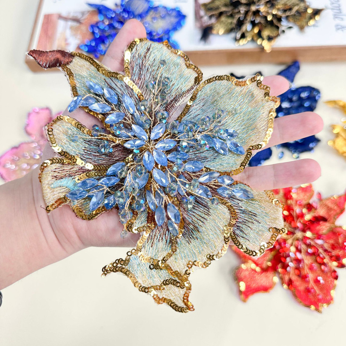重工胸花立体水晶钉钻装饰配件刺绣花朵布贴婚纱演出服装diy辅料