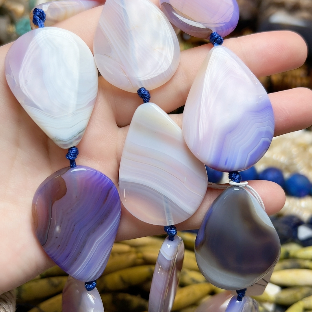 s437，淡紫色缠丝玛瑙水滴一条