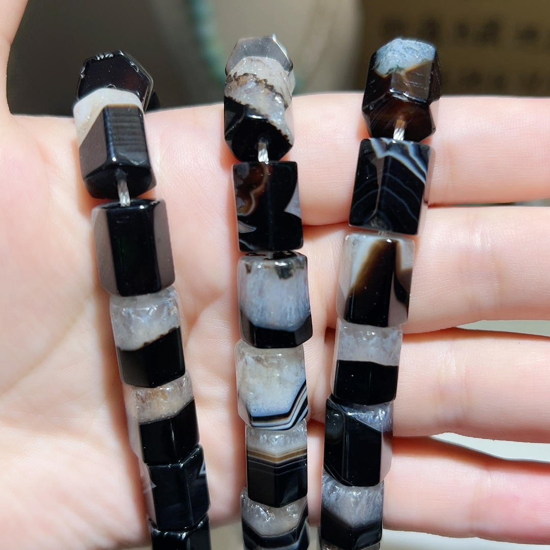 M653，10.2mm黑白玛瑙桶珠六面柱一条