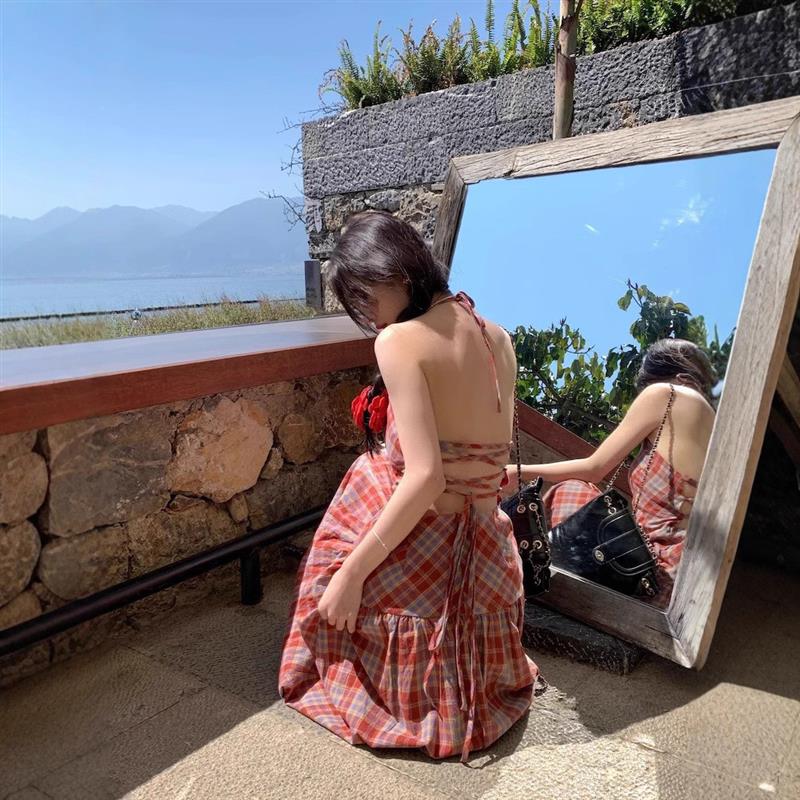 2025新款度假连衣裙夏季法式多巴胺甜美格纹露背挂脖系带连衣裙女