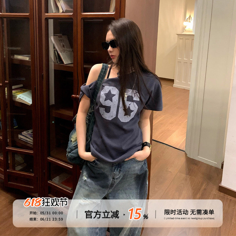 饭饭又饿了美式辣妹球衣风斜肩T恤女夏季数字印花设计感露肩上衣