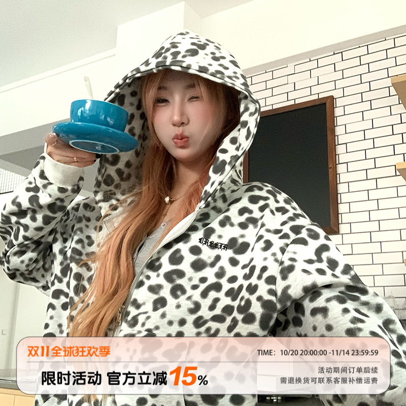 饭饭又饿了美式街头豹纹连帽卫衣