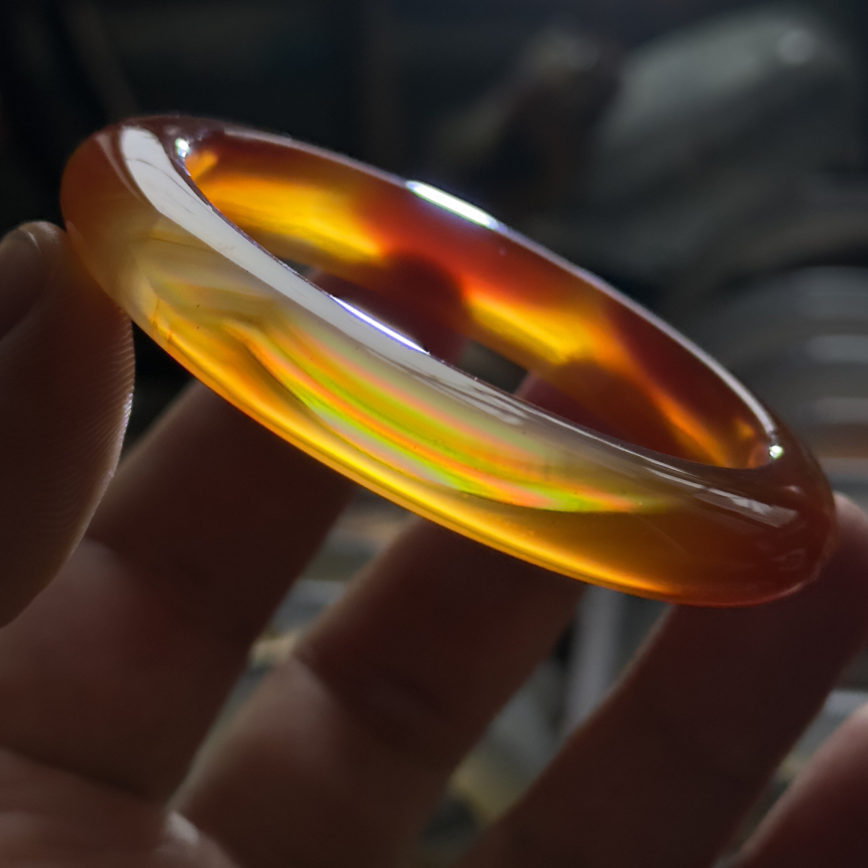 天然巴玉冰红酒红玛瑙七彩极光彩虹光虹膜玛瑙手镯冰透大彩55口径