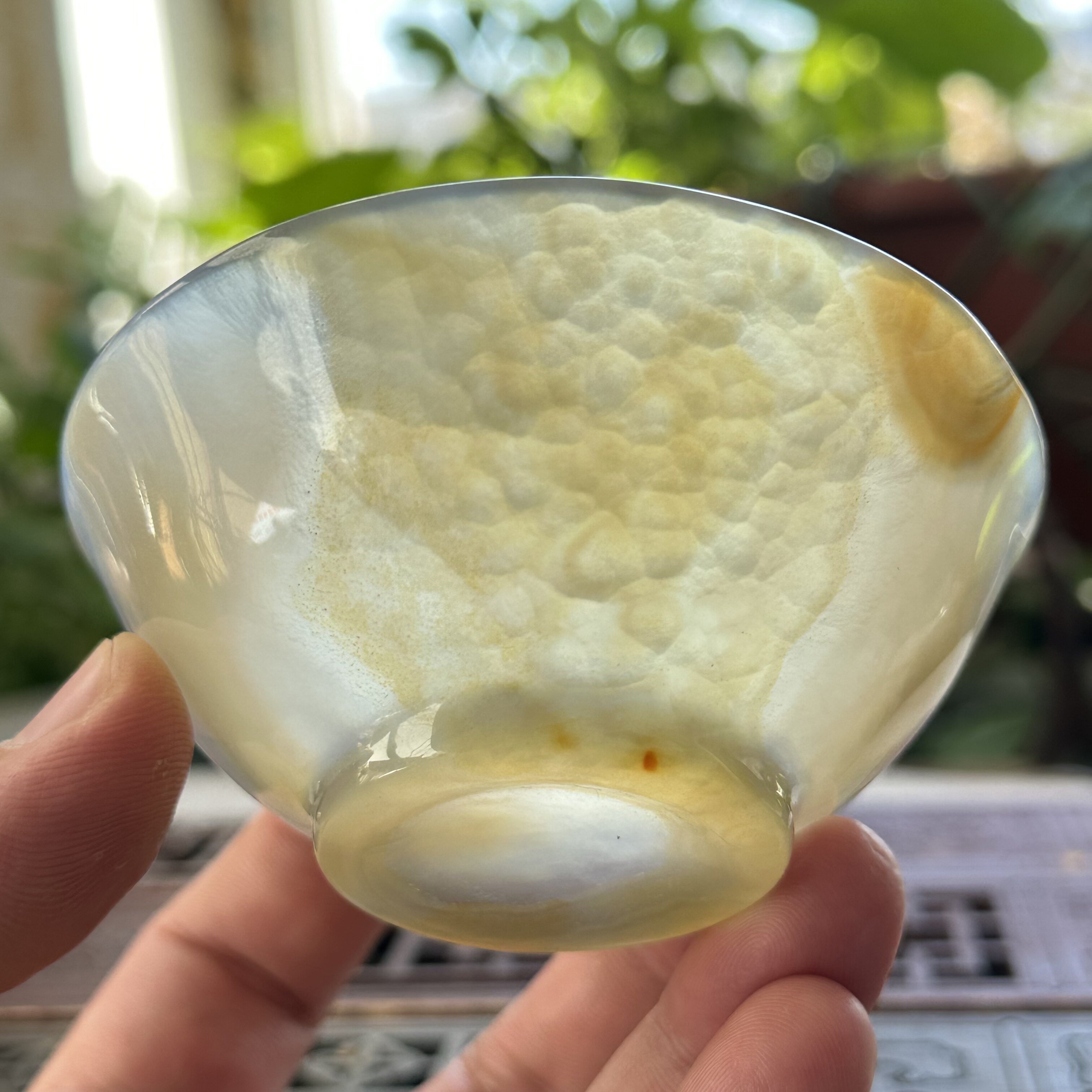 天然马料海洋玉髓黄冰俏色金鱼鳞纹腾云玛瑙茶碗斗笠杯主人杯摆件