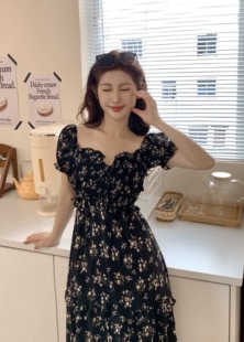 最小的海 黑色方领气质碎花吊带裙收腰2024夏季新款中长款连衣裙