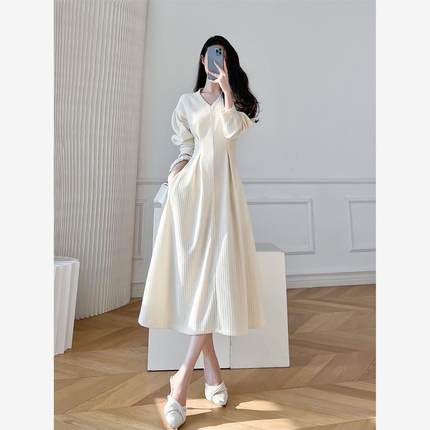 法式赫本风白色V领长袖连衣裙女秋冬灯芯绒大衣显瘦复古气质长裙