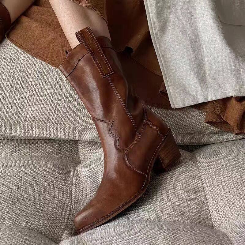 2023 가을 겨울 새로운 스타일 V 입 복고풍 웨스턴 카우보이 부츠 발 전체에 넓은 부츠 두꺼운 밑창 포인티드 발가락 가죽 두꺼운 뒤꿈치 짧은 부츠