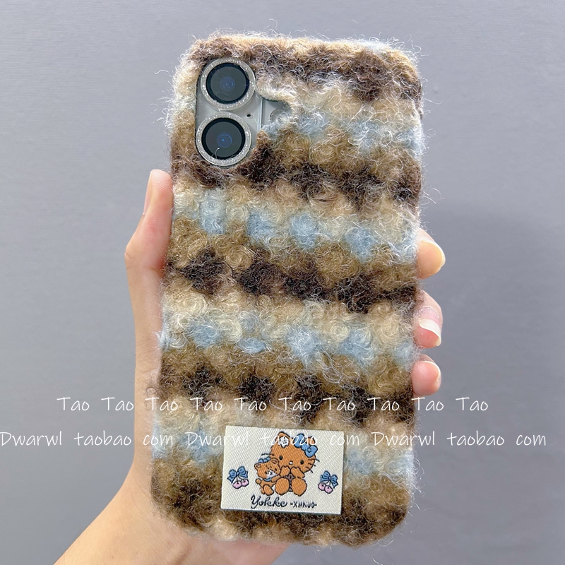 秋冬蓝棕条纹hellokitty毛绒布标签适用苹果17promax手机壳iPhone16pro新款16女13可爱15pro防摔保护套14
