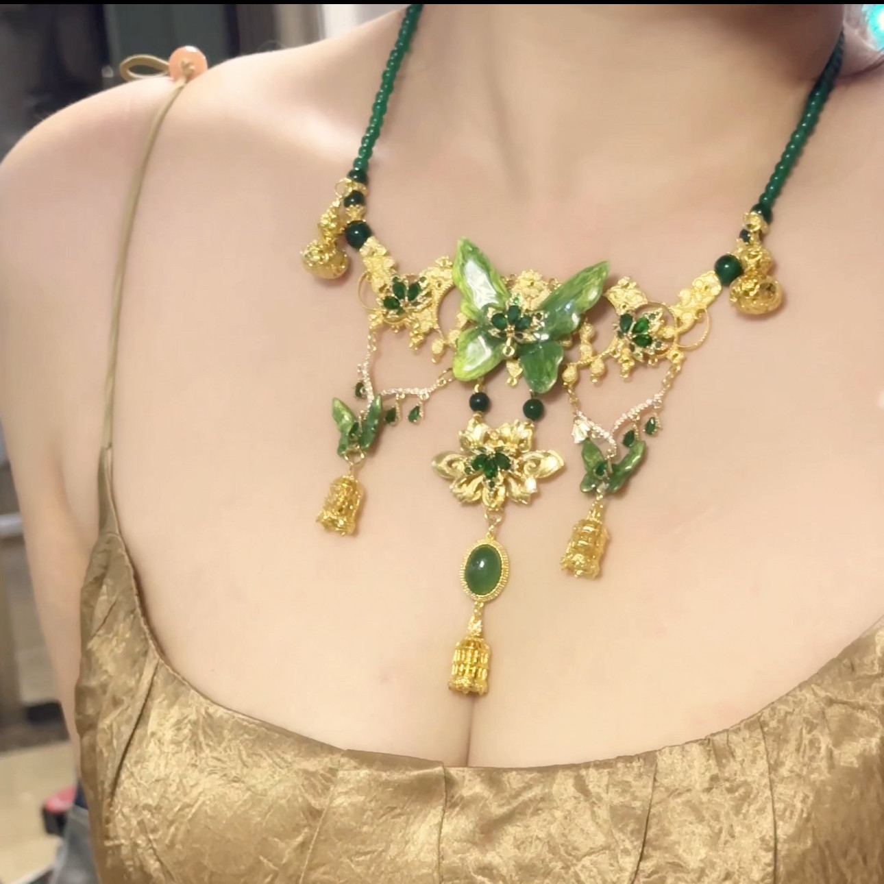 玉腰奴项链绿玛瑙热缩女蝴蝶图片