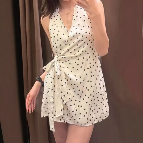 大露背波点丝缎挂脖领连衣裙