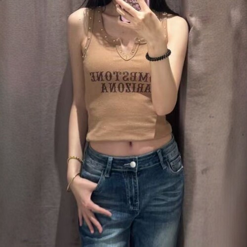 无袖圆领水洗印字铆钉饰上衣