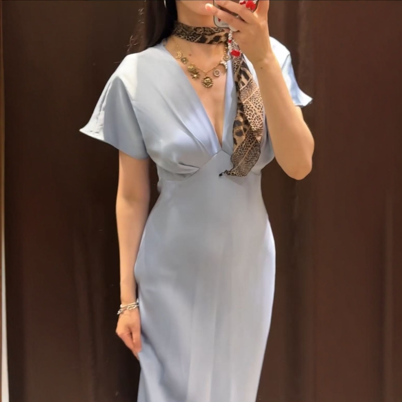 丝缎质感短袖v领迷笛连衣裙