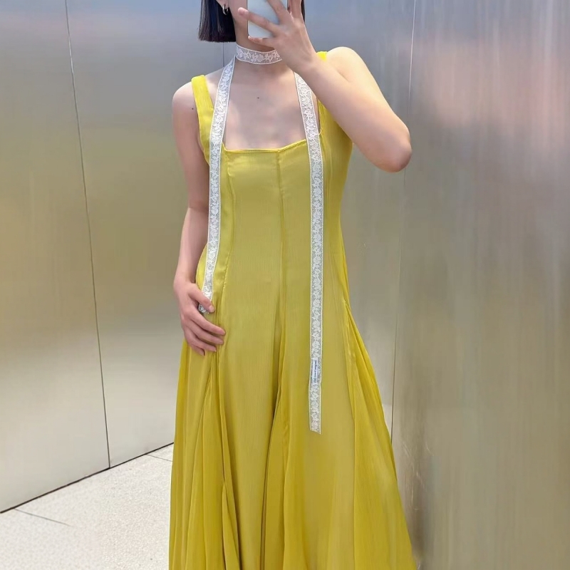 明线设计方领宽肩带宽褶连衣裙