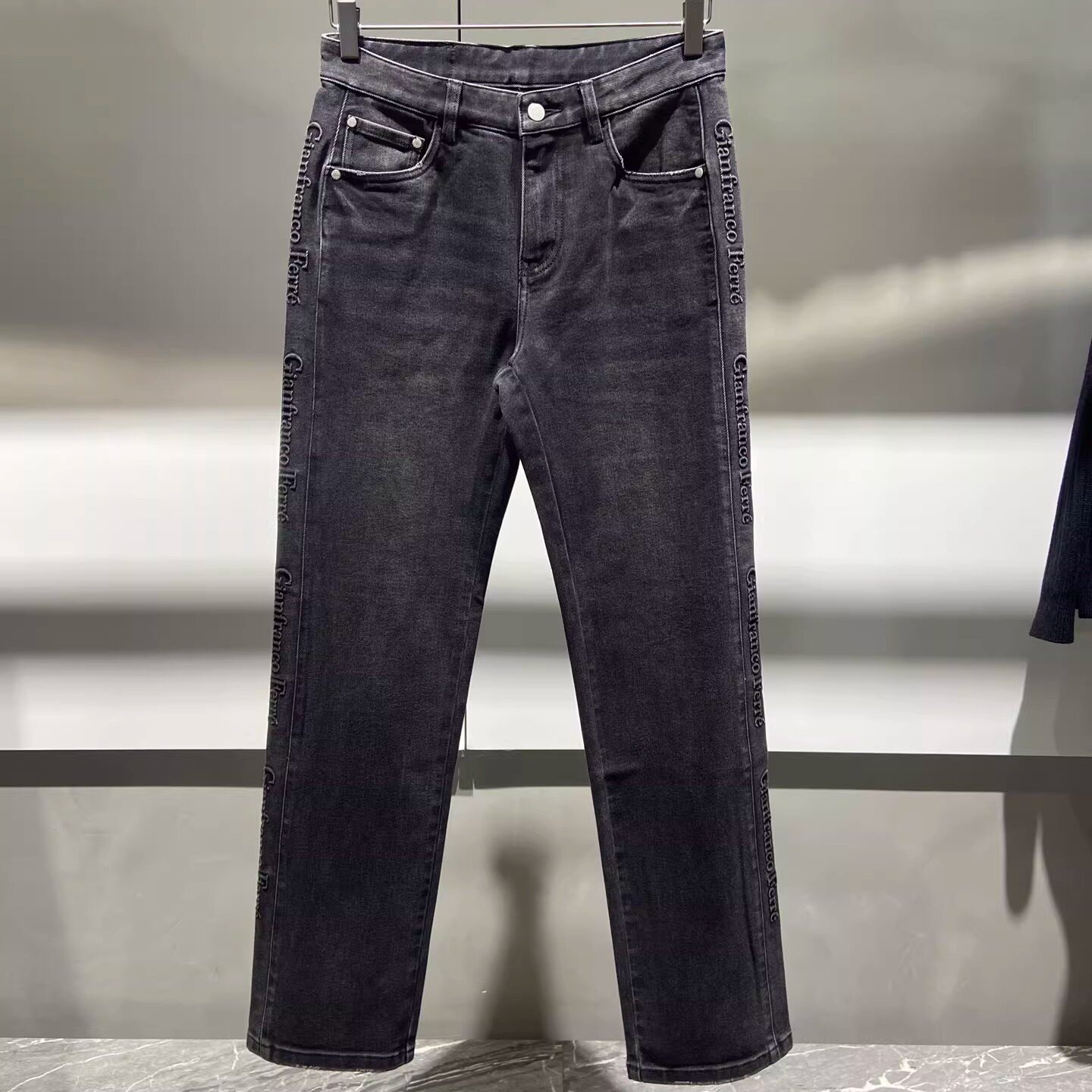 ferre费雷 25秋冬侧边logo字母浮雕印花拼接男士牛仔裤391015