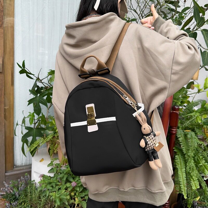 时尚简约户外背包2026秋季新款休闲大容量女士小背包潮流学生背包