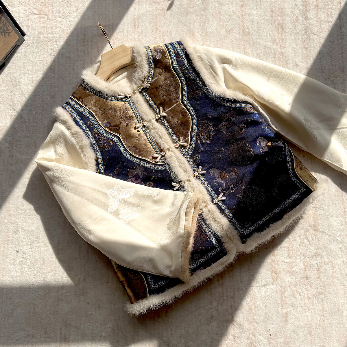 卷卷新中式“马上有福”织金宋锦桑蚕丝拼如意头刺绣水貂毛马甲