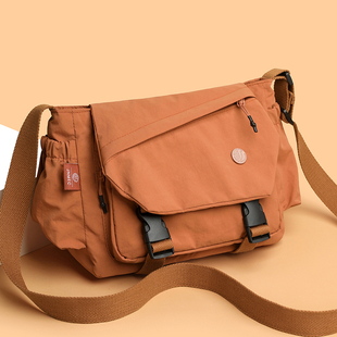 运动休闲斜挎包女潮牌工装通勤邮差包女生骑行背包大容量单肩包