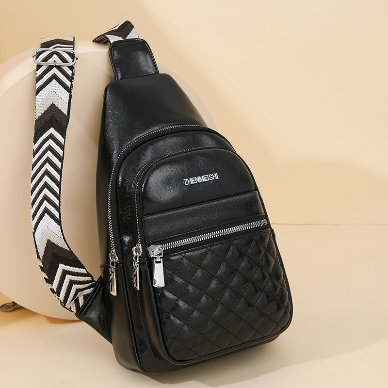 软皮胸包女2025新款休闲百搭旅游单肩小背包上班通勤胸前包挎包